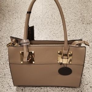 I am selling because I like to see women fashion.